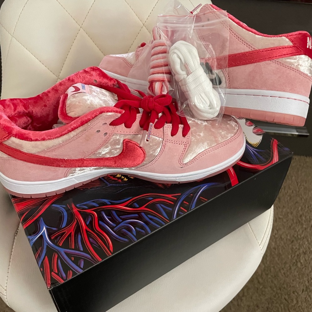 Nike SB Dunk Low StrangeLove Skateboards (Special Box)